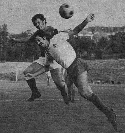 Sergije Krešić (beli dres) je pokušao da omete Alojza Renića, ali napadač Čelika je bio neumoljiv - 0:1!