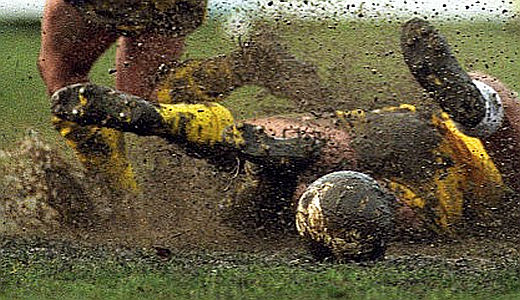 Brutalni napad sekirom na gol