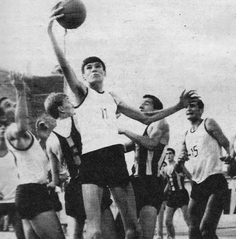Mladi Krešo Ćosić hvata loptu ispred košarkaša Partizana, levo je Pino Đerđa
