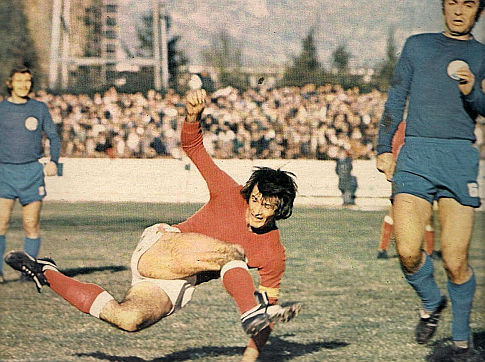 Velež - Dinamo 2:0, 11. novembar 1973. godine: Majstorski potez Duška Bajevića (crveni dres, Velež)