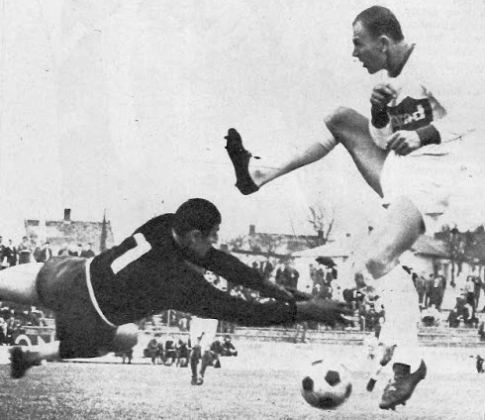 OFK Beograd - Radnički (Niš) 2:0: Golman Nišlija Knežević u pokušaju da uhvati loptu protiv OFK-e na Karaburmi, ispred njega je bek Radničkog Ilija Dimoski