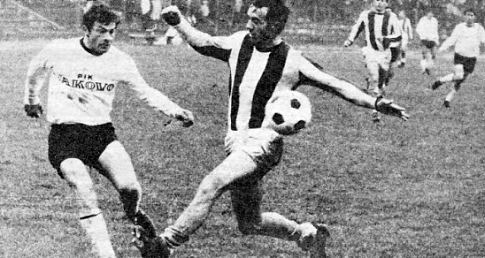 OFK Beograd - Zvezda 4:2: Ilija Petković (levo, OFK) pored Milovana Đorića majstorskim lobom postiže gol za domaćine