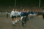 Igrači Engleske i "ostatka sveta" izlaze na teren Vembli stadiona 23. oktobra 1963. godine