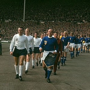 Igrači Engleske i "ostatka sveta" izlaze na teren Vembli stadiona 23. oktobra 1963. godine