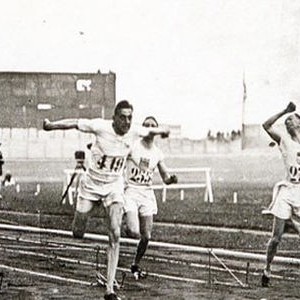 Britanski sprinter Harold Abrahams trijumfuje u trci na 100 metara na Olimpijskim igrama u Parizu 1924. godine