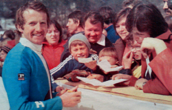 Nesuđeni svetski rekorder Bogdan Norčič deli autograme nakon takmičenja (FOTO: Radiša Mladenović)
