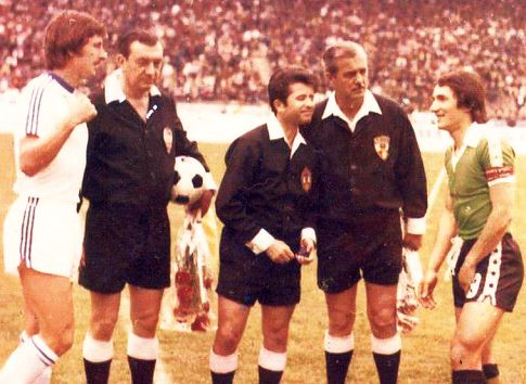 Rijeka - Trepča 1:0: Kapiteni ekipa Zvjezdan Radin (levo, Rijeka) i Miško Stolić pre početka finalne utakmice Kupa Jugoslavije