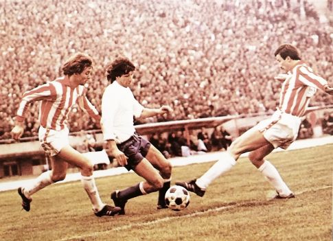 Crvena zvezda - Hajduk 1:1: Ivica Šurjak (beli dres, Hajduk) između Milovana Rajevca (levo) i Slavoljuba Muslina