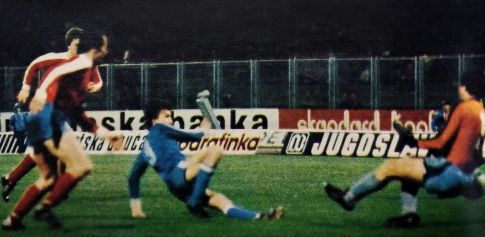 Dinamo - Borac 3:1: Snješko Cerin (plavi dres, Dinamo) pred golom Fuada Đulića