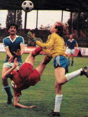 OFK Beograd - Velež 2:0: Miodrag Paunović (plavi dres, OFK), Obren Vukićević (u padu, Velež) i čuvar mreže "rođenih" Slavko Njeguš