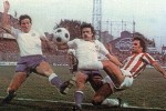 Vedran Rožić i Mario Boljat (beli dresovi, Hajduk) u pokušaju da zaustave golgetera Zvezde Dušana-Duuuuleta Savića