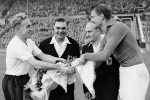 Kapiteni Engleske i Jugoslavije Bili Rajt i Ivica Horvat uoči utakmice odigrane 28. novembra 1956. godine. Bilo je 3:0 za Engleze