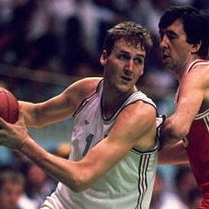 Centar košarkaške reprezentacije Jugoslavije Dino Rađa u meču protiv SSSR-a na Olimpijskim igrama u Seulu 1988. godine
