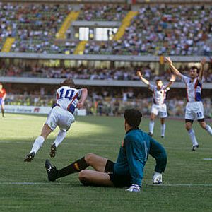 Piksi Stojković proslavlja prvi gol protiv Španije 1990. godine
