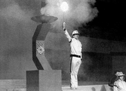 Ajdin Pašović sa olimpijskom bakljom ispred "Skenderije"