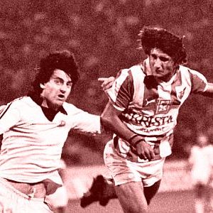 Milko Đurovski (prugasti dres, Zvezda) šutira na gol Partizana na Beogradskom turniru 1983. godine