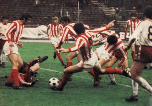 Crvena zvezda - Sarajevo 2:1: Golman Sarajeva Fahrija Dautbegović hrabro se bacio među noge Zvezdinih fudbalera