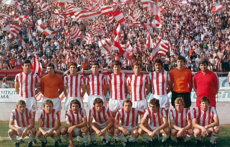 Tim Crvene zvezde uoči utakmice sa Željezničarom (stoje sleva): kapiten Vladislav Bogićević, Boško Kajganić, Zoran Jelikić, Slavoljub Muslin, Zoran Filipović, Sead Sušić, Zdravko Borovnica, Aleksandar-Dika Stojanović i trener Gojko Zec. Čuče sleva: Miloš Šestić, Vladimir Petrović-Pižon, Dušan Savić, Branko Radović, Dušan-Staja Nikolić, Dušan Lukić, Nedeljko Milosavljević i Milan Babić
