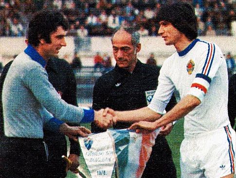 Kapiteni Italije i Jugoslavije Dino Zof i Ivica Šurjak uoči utakmice